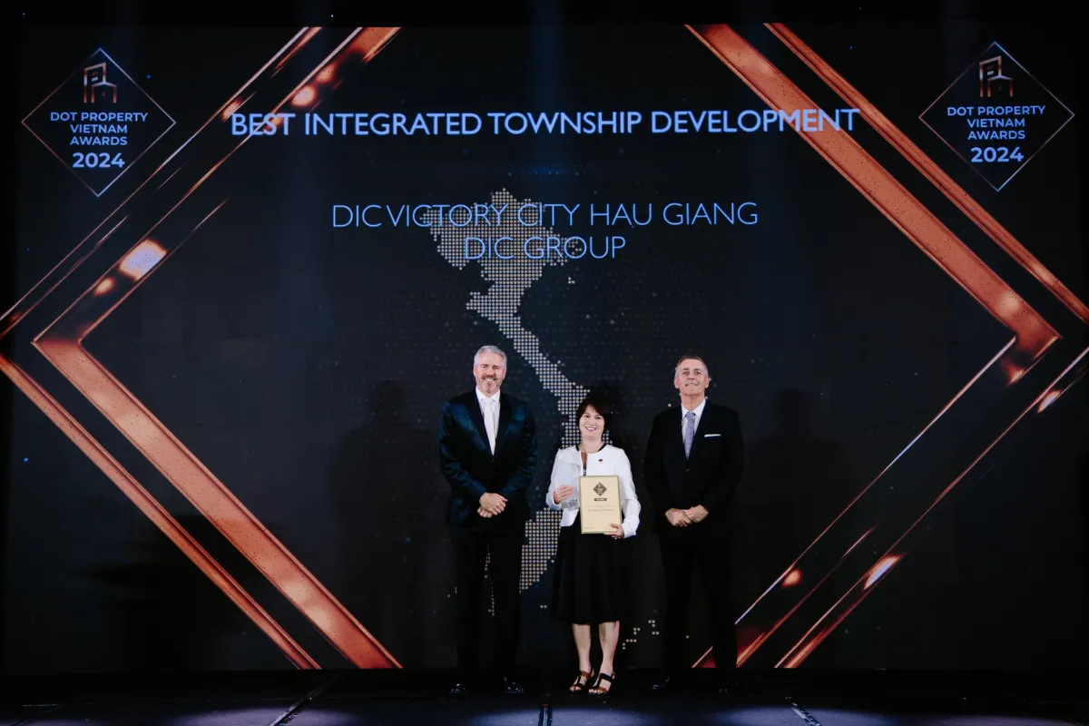 Đại diện Tập đoàn DIC nhận giải thưởng "Khu đô thị tích hợp tốt nhất Việt Nam 2024 (Best Integrated Township 2024)" dành cho Khu đô thị DIC Victory City Hậu Giang.