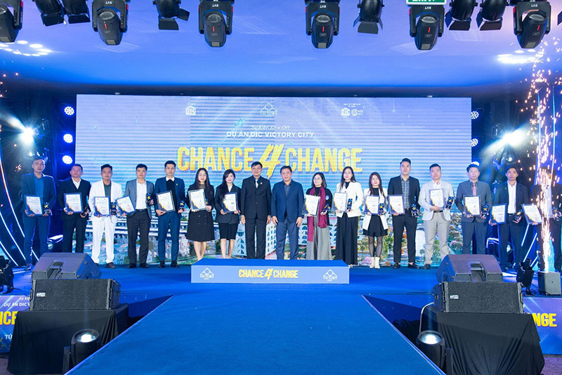 Đại diện chủ đầu tư và đơn vị phát triển dự án trao chứng nhận chính thức phân phối dự án cho các đại lý chiến lược
